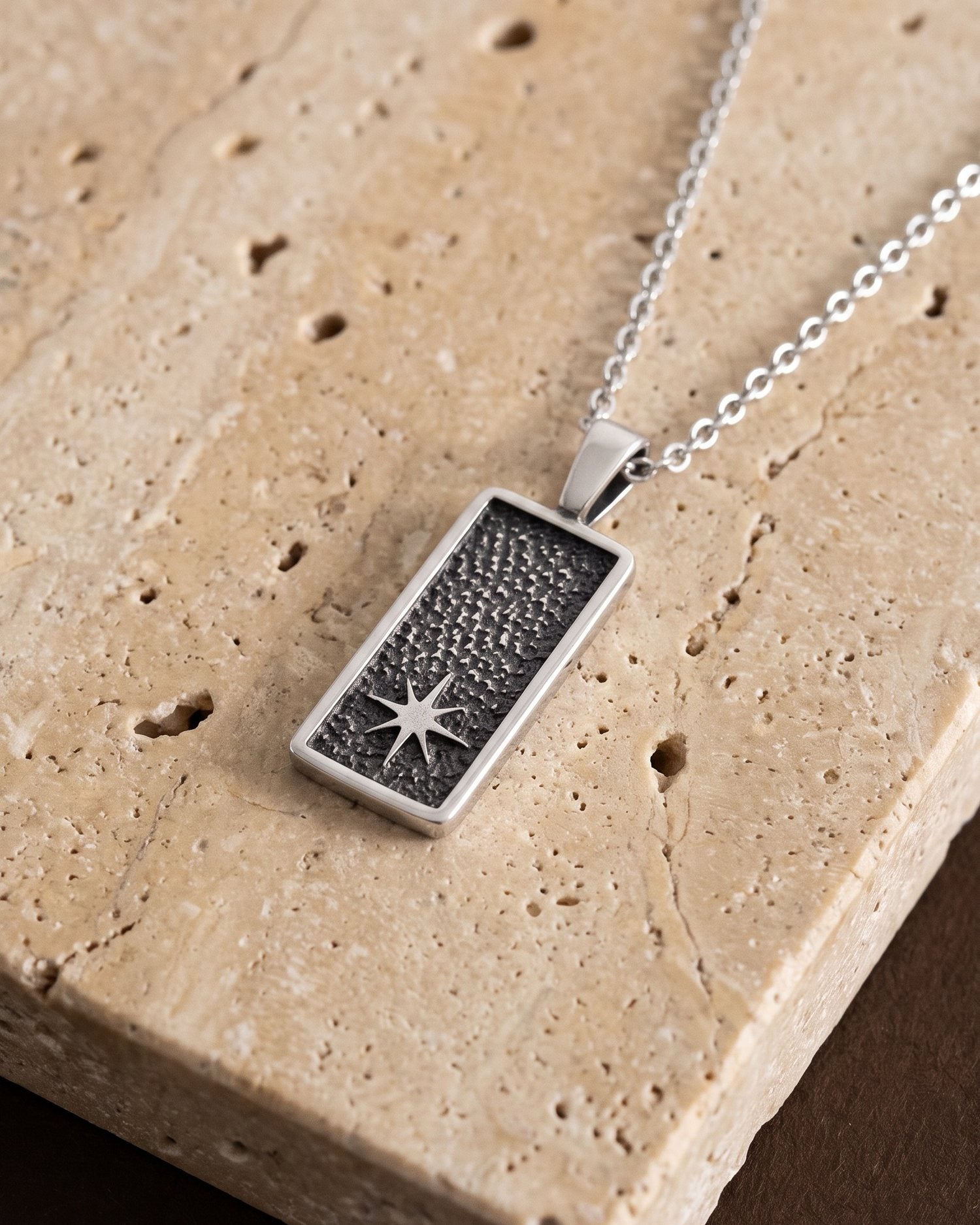The North Necklace aus 925 Sterlingsilber auf Travertin