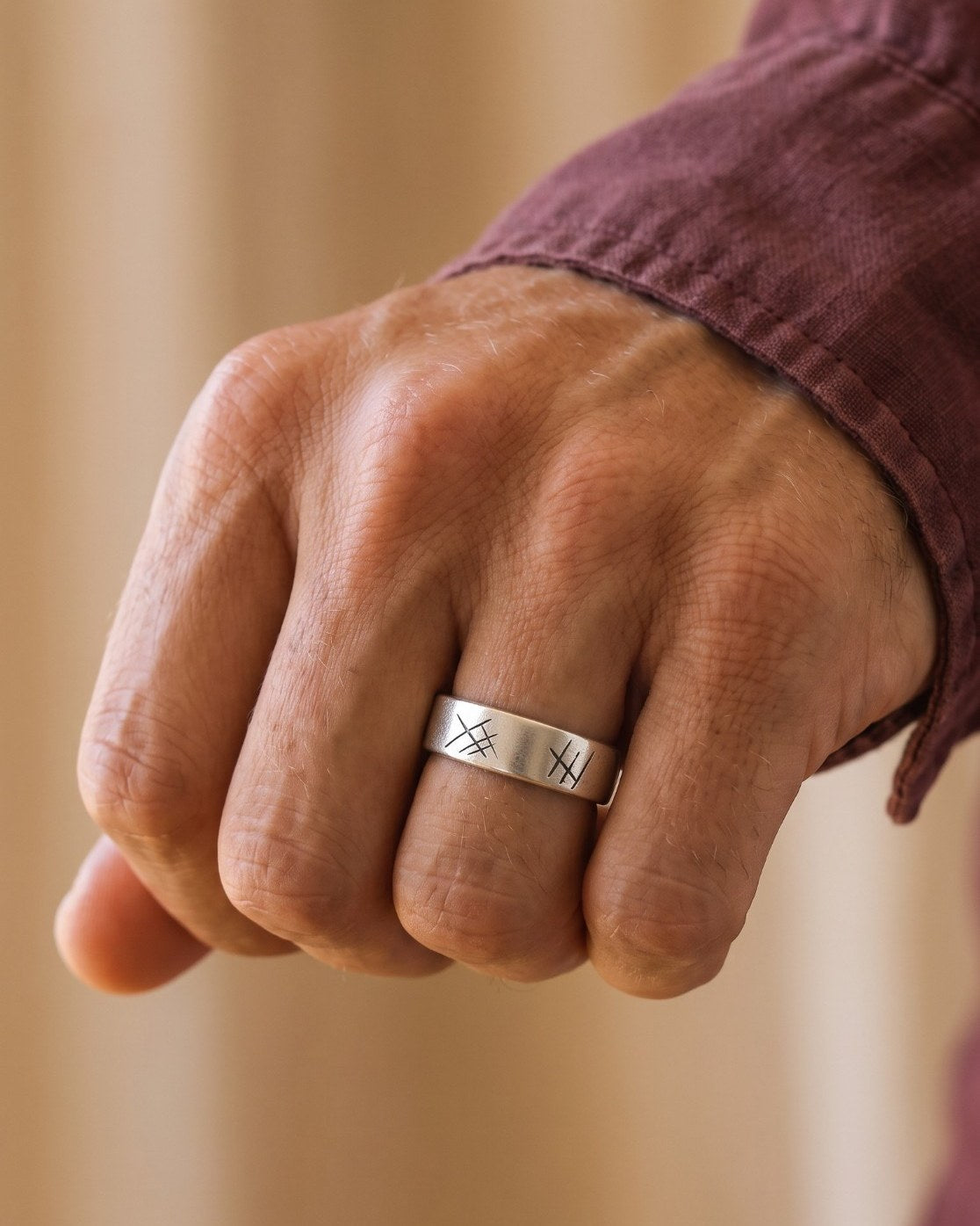 Scar Open Ring aus 925 Sterlingsilber getragen