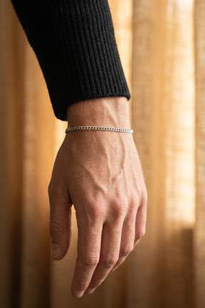 Ruko Bracelet aus 925 Sterlingsilber getragen, Hand hängt locker herunter