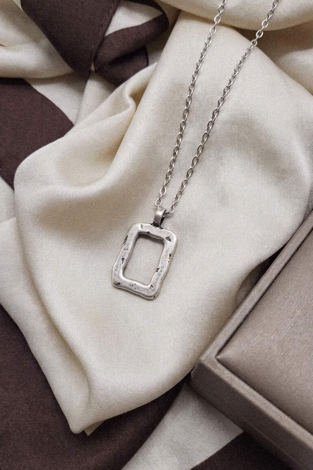 The Frame Necklace aus 925 Sterlingsilber auf Seidentuch