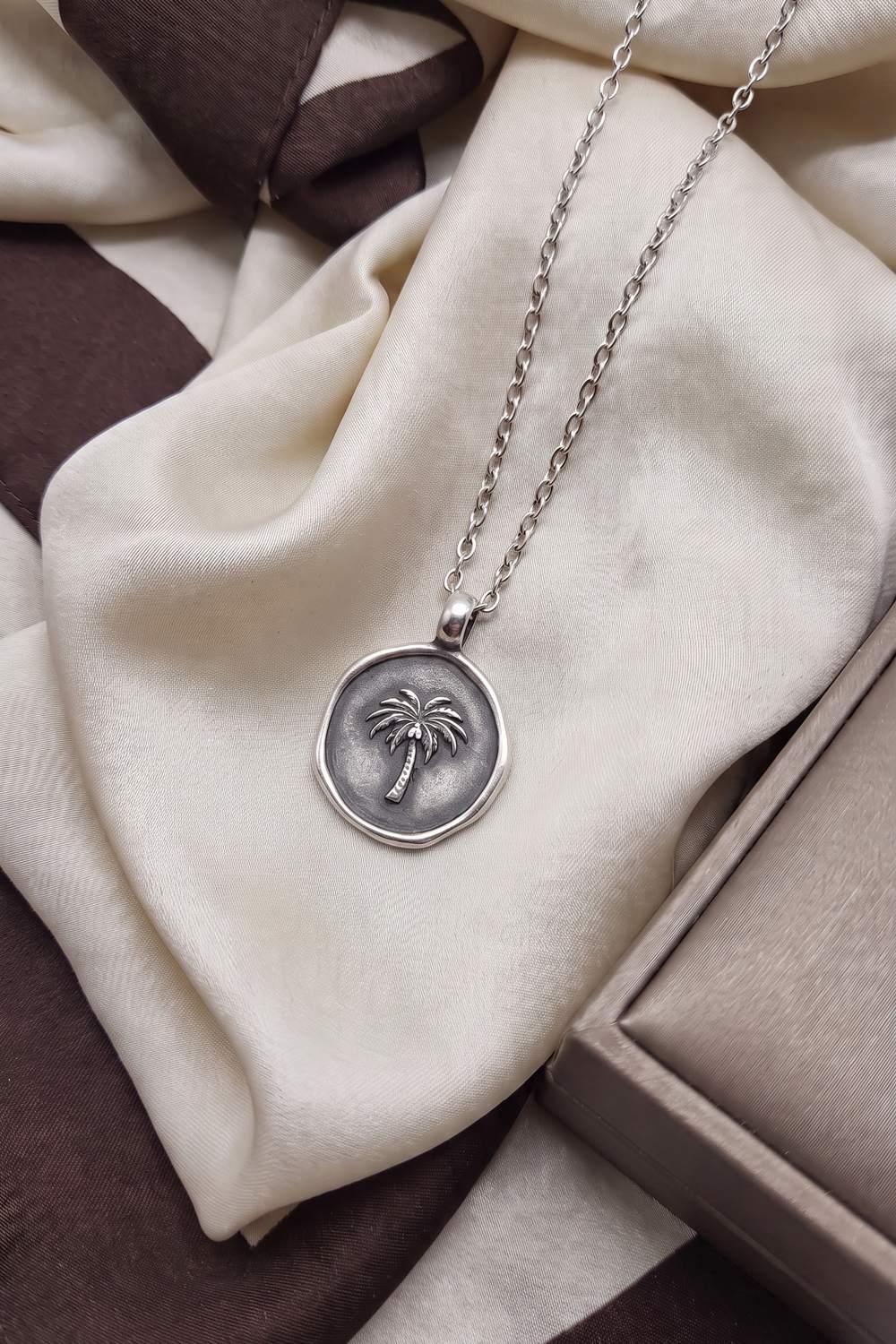 The Palm Necklace aus 925 Sterlingsilber auf Seidentuch