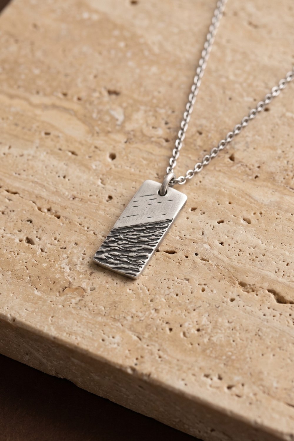 The Scar Necklace aus 925 Sterlingsilber auf Travertin
